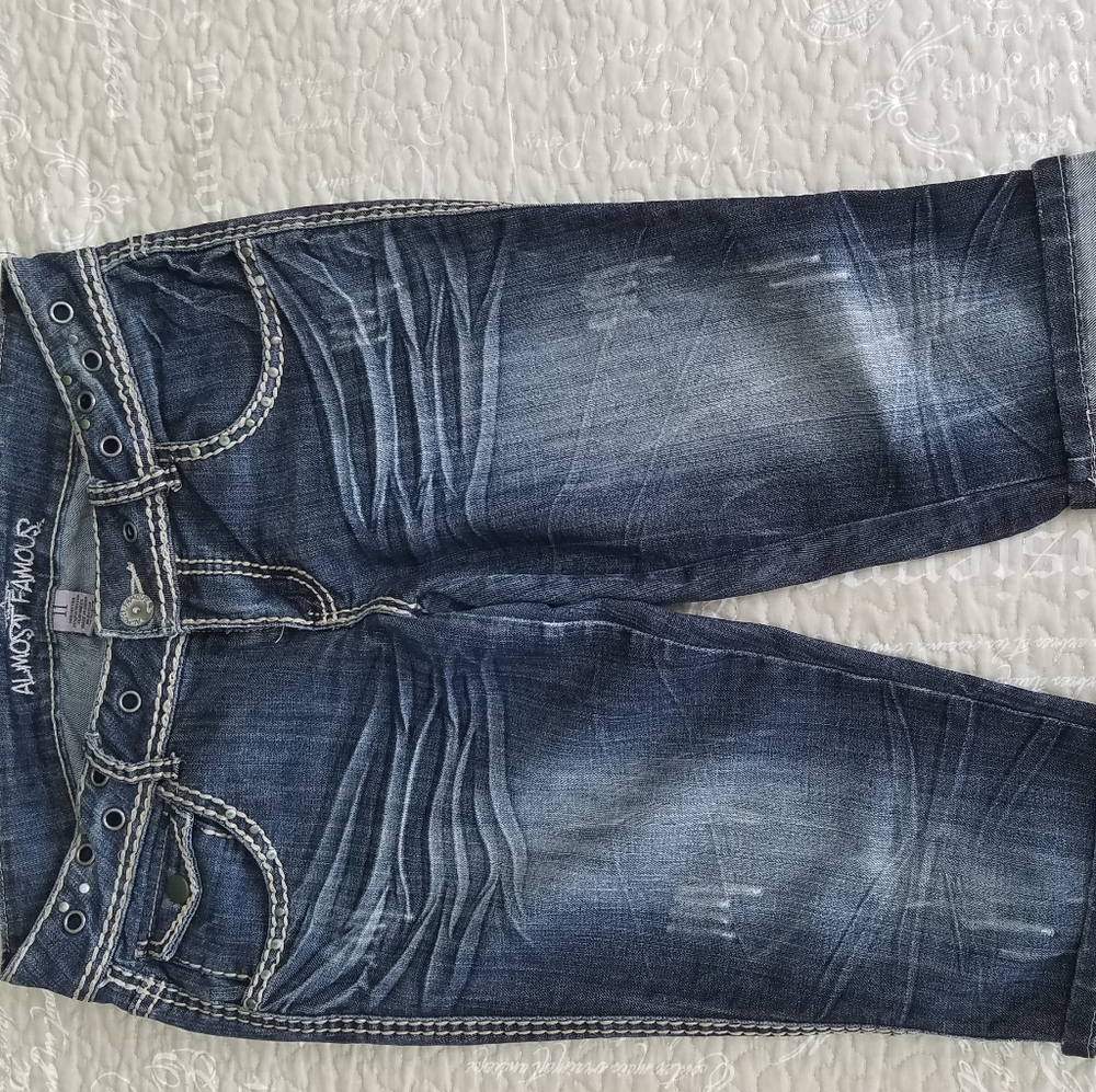 Almost Famous cropped jeans